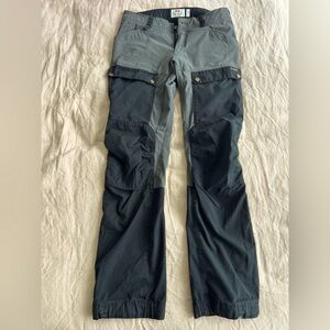 Fjallraven Keb Cargo Pants~Stone/Black - Size 40 (US30-31”)